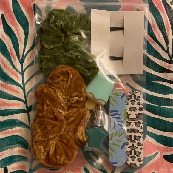 10 Piece Hair & Nail Accessories Beauty Bundle Set Lip Gloss Scrunchies Clips - Picture 3 of 12